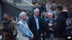 Senatorët Portman dhe Koons duke biseduar në qendrën e shpërndarjes së ndihmave të USAID-it në Kiev (3 nëntor 2022)