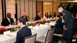Waziri wa ulinzi wa China, Wei Fenghe, akizungumza na waziri wa ulinzi wa Marekani Llyod Austin, katika mkutano huko Singapore, Juni 11, 2022. Picha ya AP