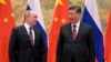 Le président chinois Xi Jinping (à droite) et le président russe Vladimir Poutine se rencontrent à Pékin, le 4 février 2022. 