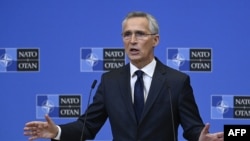 Katibu mkuu wa NATO, Jens Stoltenberg akizungumza na wanahabari kuhusiana na kombora la mashariki mwa Poland, akiwa makao makuu ya NATO, Brussels, Novemba 16, 2022.