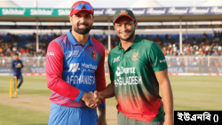 আফগানিস্তানের মোহাম্মদ নবী এবং বাংলাদেশের সাকিব আল হাসান। 