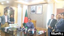 নৌপরিবহন মন্ত্রণালয়ে বাংলাদেশে নিযুক্ত নেপালের রাষ্ট্রদূত ঘনশ্যাম ভাণ্ডারি এবং প্রতিমন্ত্রী খালিদ মাহমুদ চৌধুরী। ১৩ ফেব্রুয়ারি, ২০২৪।