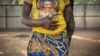 Une jeune fille de quinze ans tombée enceinte après avoir été violée par des rebelles à Paoua dans le nord-ouest de la Centrafrique. AFP/ Barbara Debout