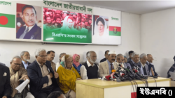 গুলশানে বিএনপির চেয়ারপারসনের রাজনৈতিক কার্যালয়ে বিএনপি স্থায়ী কমিটির সদস্য গয়েশ্বর চন্দ্র রায় এবং মঈন খান। ৭ ফেব্রুয়ারি, ২০২৪।