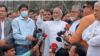 জিয়াউর রহমানের সমাধিস্থলে সাংবাদিকদের সঙ্গে বিএনপির স্থায়ী কমিটির সদস্য ড. আবদুল মঈন খান। ১৮ ফেব্রুয়ারি, ২০২৪।