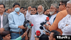 জিয়াউর রহমানের সমাধিস্থলে সাংবাদিকদের সঙ্গে বিএনপির স্থায়ী কমিটির সদস্য ড. আবদুল মঈন খান। ১৮ ফেব্রুয়ারি, ২০২৪।