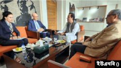 শিক্ষামন্ত্রী মহিবুল হাসান চৌধুরীর সঙ্গে চার্লস হোয়াটলির নেতৃত্বাধীন একটি প্রতিনিধি দল। ১৮ ফেব্রুয়ারি, ২০২৪।