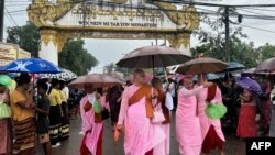 စစ်တပ်က ပစ်ခတ်လို့ ပျံလွန်တော်မူသွားတဲ့ ဆရာတော်ကြီး ဘဒ္ဒန္တ မုနိန္ဒာဘိဝံသရဲ့ ဈာပန အခမ်းအနားကျင်းပရာ ပဲခူးမြို့ ဆင်ဖြူကွင်းသုသာန်သို့ တက်ရောက်လာသူများ (‌ဇွန် ၂၇၊ ၂၀၂၄)