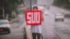 "Suu" ဆိုတဲ့ စာလုံးနဲ့ သံမဏိနှင်းဆီရဲ့သင်္ကေတ "နှင်းဆီပန်းပွင့်ပုံ" ကို နှစ်ခုပေါင်း စပ်ကိုင်ဆောင်ပြီး လုံခြုံရေးတင်းကြပ်တဲ့ ရန်ကုန်မြို့မှာ ရေဘဝဲ (ပြည်သူ့အကျိုးပြု လူငယ်အဖွဲ့အစည်း) ရဲ့ ဆန္ဒပြလှုပ်ရှားမှု (ဇွန် ၁၉၊ ၂၀၂၄)