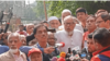 জাতীয় প্রেস ক্লাবের সামনে লিফলেট বিতরণকালে সাংবাদিকদের সঙ্গে বিএনপি স্থায়ী কমিটির সদস্য নজরুল ইসলাম খান। ২৮ ডিসেম্বর, ২০২৩।