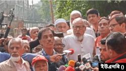 জাতীয় প্রেস ক্লাবের সামনে লিফলেট বিতরণকালে সাংবাদিকদের সঙ্গে বিএনপি স্থায়ী কমিটির সদস্য নজরুল ইসলাম খান। ২৮ ডিসেম্বর, ২০২৩।