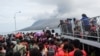 အင်ဒိုနီးရှားနိုင်ငံ Sulawesi ကျွန်း Mount Ruang မီးတောင် ပေါက်ကွဲခဲ့တဲ့အတွက် ဒေသခံတွေဘေးလွတ်ရာရွှေ့ပြောင်းနေစဉ် (မေ ၁၊ ၂၀၂၄)