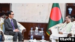 বাংলাদেশে নিযুক্ত ইন্দোনেশিয়ার রাষ্ট্রদূত হেরু হারতান্তো সুবোলো এবং হাছান মাহমুদ।