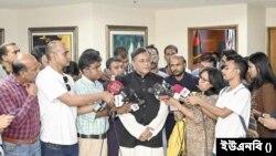 বেইলি রোডে ফরেন সার্ভিস একাডেমিতে আয়োজিত অনুষ্ঠান শেষে সাংবাদিকদের সঙ্গে পররাষ্ট্রমন্ত্রী হাছান মাহমুদ। ১৭ মার্চ, ২০২৪।