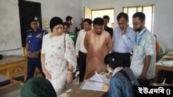 কুমিল্লায় সহকারী শিক্ষক নিয়োগ পরীক্ষা কেন্দ্র পরিদর্শন করছেন প্রতিমন্ত্রী রুমানা আলী। ২৯ মার্চ, ২০২৪।