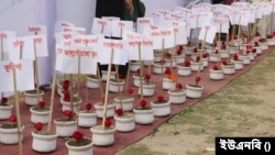 নওগাঁয় স্থানীয় সামাজিক সাংস্কৃতিক সংগঠন একুশে পরিষদের আয়োজনে ১৩২টি গণহত্যার স্থানের মাটি সংগ্রহ করে শ্রদ্ধা জানানো হয়েছে।
