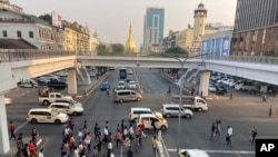 ဆူးလေစေတီအနီး ရန်ကုန်မြို့လယ်ခေါင်က လမ်းသွာလမ်းလာများ (ဧပြီ ၂၉၊ ၂၀၂၄)