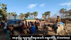 ချောက်မြို့နယ်မှာ သောက်သုံးရေလှူဒါန်းနေကြစဉ် (မေ၊ ၂၀၂၄) (ဓာတ်ပုံ - မနောဖြူ လူမူကူညီရေးအသင်း ချောက်မြို့)