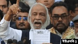 ফাইল ছবি - জাতীয় প্রেস ক্লাবের সামনে লিফলেট বিতরণকালে সাংবাদিকদের সঙ্গে বিএনপি স্থায়ী কমিটির সদস্য আব্দুল মঈন খান। ৩ জানুয়ারি, ২০২৪। 