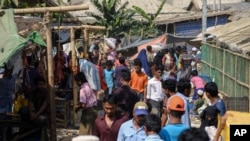 বাংলাদেশের কক্সবাজার জেলার একটি রোহিঙ্গা শরণার্থী শিবিরে হেঁটে যাচ্ছে শরণার্থীরা। ৯ মার্চ, ২০২৩। ( এপি ফাইল ছবি)