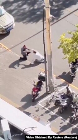 中国社媒传播的一个视频显示，一名以色列驻北京大使馆雇员在北京街头遇刺。（2023年10月13日）