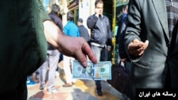 دلار در بازار ارز همچنان با افزایش قیمت روبه‌رو است.