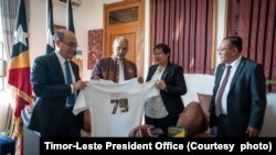 Timor-Leste (အရှေ့တီမော) နိုင်ငံမှာ ကျင်းပတဲ့ မြန်မာ့ဒီမိုကရေစီခေါင်းဆောင် ဒေါ်အောင်ဆန်းစုကြည်ရဲ့ ၇၉ နှစ်ပြည့်မွေးနေ့အခမ်းအနားမှာတွေ့ရတဲ့ အရှေ့တီမောသမ္မတ Jose Ramos-Horta (ဂျိုဆေး ရာမို့စ် ဟော်တာ) နဲ့ NUG နိုင်ငံခြားရေးဝန်ကြီး ဒေါ်ဇင်မာအောင် (ဇွန် ၁၉၊ ၂၀၂၄)