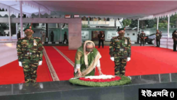 ঢাকার শেখ মুজিবুর রহমানের প্রতিকৃতিতে পুষ্পস্তবক অর্পণের মাধ্যমে শ্রদ্ধা নিবেদন করেছেন প্রধানমন্ত্রী শেখ হাসিনা। ৭ মার্চ, ২০২৪।