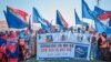 Des manifestants brandissent des bannières et des drapeaux lors d'une manifestation de soutien au gouvernement somalien suite à l'accord portuaire entre l'Éthiopie et la région séparatiste du Somaliland, le 3 janvier 2024. AFP / Abdishukri Haybe