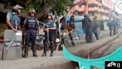 পাহারারত কয়েকজন পুলিশ 