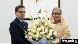 প্রধানমন্ত্রী শেখ হাসিনার সঙ্গে বাংলাদেশে নিযুক্ত ভারতের হাইকমিশনার প্রণয় ভার্মা। ৮ জানুয়ারি, ২০৪।