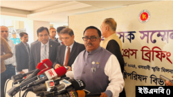 ঢাকার ওসমানী স্মৃতি মিলনায়তনে জেলা প্রশাসক (ডিসি) সম্মেলনে সাংবাদিকদের সাথে খাদ্যমন্ত্রী সাধন চন্দ্র মজুমদার। ৪ মার্চ, ২০২৪।