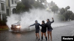 Banorët në Charleston të Karolinës së Jugut ndërsa po mbërrin uragani (30 shtator 2022)