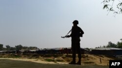 বর্ডার গার্ড বাংলাদেশের সদস্যরা বান্দরবান জেলার টোমব্রুতে মিয়ানমার-বাংলাদেশ সীমান্তে পাহারা দিচ্ছে। ১ মার্চ, ২০১৮। ফাইল ছবি।