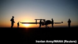 Forcat iraniane duke përgatitur një dron luftarak