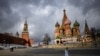 Una mujer camina frente al Kremlin, en la plaza Roja, en el centro de Moscú, el 22 de febrero de 2022.