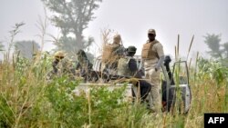 Une patrouille militaire nigérienne de l'opération « Faraouta Bouchia », qui lutte contre les bandes armées patrouille dans la région de Maradi, près de la frontière avec le Nigeria, le 2 novembre 2022.(Photo AFP)