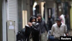 Një grua duke ecur përgjatë Pazarit të Madh të Teheranit (5 dhjetor 2022)