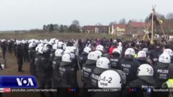 Gjermani, policia fillon largimin e aktivistëve mjedisorë që bllokuan hyrjet e një fshati