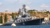 Foto Achiv: Bato de ge fos naval La Risi Moskova, ki fe pati flot Lanme Nwa a, jete lank nan po Sevastopol, 11 Sept. 2008.