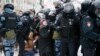 La police détient un homme et une jeune femme lors d'une manifestation contre l'emprisonnement de l'opposant Alexei Navalny à Moscou, Russie, le 23 janvier 2021. 