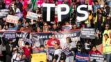 ARCHIVO - Inmigrantes captados en una concentración para pedir más inclusión en Estatus de Protección Temporal (TPS) y el Programa de Acción Diferida para los Llegados en la Infancia (DACA) en Washington en marzo de 2023.