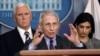 El doctor Anthony Fauci, director del Instituto Nacional de Alergia y Enfermedades Infecciosas de los Institutos Nacionales de Salud de EE.UU. habla en la Casa Blanca sobre el coronavirus mientras el vicepresidente Mike Pence lo observa.