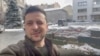 Imaj sa a ke Biwo Lapres Prezidansyel Ikrenyen an pibliye sou Instagram, montre Prezidan Volodymyr Zelenskyy pandan yon pale ak pep la depi vil Kyev, kapital Ikren, 8 Mas 2022. 