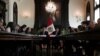 Primer Ministro de Perú, Vicente Zeballos, habla en una conferencia de prensa en el Palacio de Gobierno en Lima, el 9 de octubre.