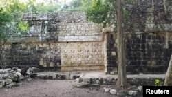 El palacio fue descubierto al oriente de la plaza principal del llamado "Grupo C" del asentamiento, Kulubá, México.