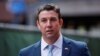 El excongresista Duncan Hunter sale de la corte federal en San Diego, California, tras ser condenado a 11 meses de prisión por un cargo de corrupción con fondos de campaña.