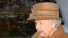 La Reina Isabel sale de la Iglesia de Santa María Magdalena en su mansión de Sandringham, en el este de Inglagerra, el domingo 12 de enero de 2020. Reuters/Toby Melville.