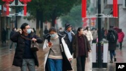 武汉市民采取自我防范措施，预防病毒传染（2020年1月22日）。