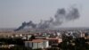 Una columna de humo se observa después del bombardeo turco en la ciudad siria de Ras al Ain, vista desde la ciudad fronteriza turca de Ceylanpinar, en la provincia de Sanliurfa, Turquía, 13 de octubre de 2019. REUTERS / Murad Sezer.